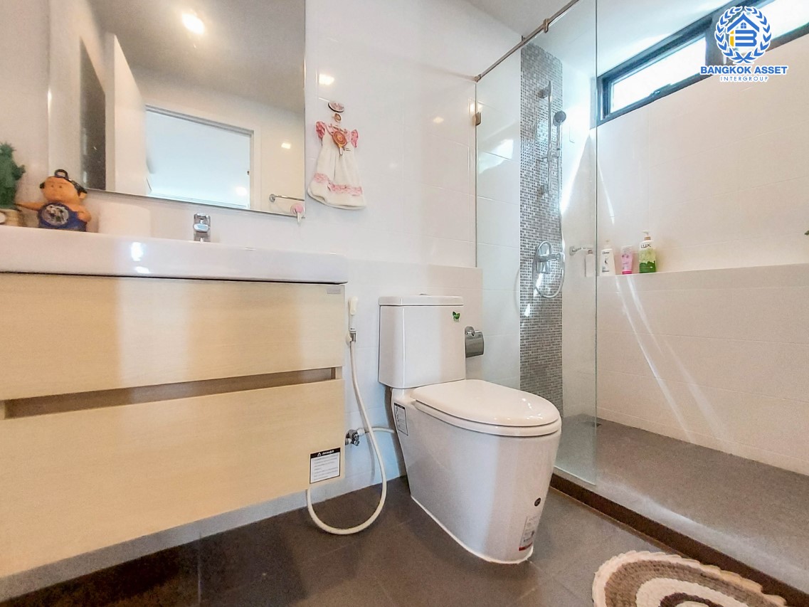 คอนโดมิเนียมมือสอง โครงการ เมโทรลักซ์ ริเวอร์ฟร้อนท์ รัตนาธิเบศร์ พื้นที่ใช้สอย 67.43 ตร.ว. ฟังก์ชัน 2 ห้องนอน 2 ห้องน้ำ ฟรี! เครื่องปรับอากาศ 3 เครื่อง ภายในสวยพร้อมเข้าอยู่ สิ่งอำนวยความสะดวกครบครัน ตั้งบนทำเลดี เชื่อมต่อถนนรัตนาธิเบศร์, ถนนราชพฤกษ์ ใกล้รถไฟฟ้าสายสีม่วง "สถานีไทรม้า" และจุดขึ้นทางด่วน "งามวงศ์วาน"